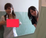 DEZMAT IN SCOALA! O eleva s-a pozat goala in toaleta scolii. Imaginile au ajuns si in cancelarie