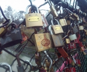 Zeci de cupluri din Timisoara au prins lacate ale iubirii pe Podul Indragostitilor