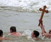 Traditii si obiceiuri de Boboteaza: Fetele pun busuioc sub perna, iar barbatii se intrec sa scoata crucea din apa