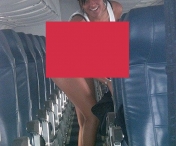 O stewardesa a fost surprinsa goala de un pasager, in timp ce se schimba. Imaginea a devenit virala