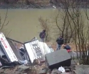 ACCIDENT TERIBIL! Un camion a cazut in albia raului Olt