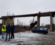 Circulatia trenurilor este blocata in Ploiesti dupa ce o pasarela de patru tone a cazut peste calea ferata. Lista trenurilor de calatori oprite temporar