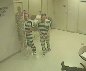 VIDEO - Scene incredibile intr-un tribunal din Texas. Ce au facut detinutii dupa ce gardianul care-i pazea a suferit un infarct