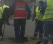 SCENE INCREDIBILE in Romania. Muncitorii asfalteaza gropile cu... picioarele - VIDEO
