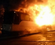 LA UN PAS DE TRAGEDIE! Un autocar cu 17 pasageri la bord a luat foc, intre Timisoara si Caransebes