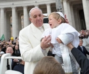 FOTO - Papa Francisc a tinut in brate un baietel imbracat exact ca el, in timpul audientei generale de la Vatican