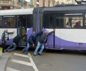 IMAGINI INCREDIBILE in Timisoara. Oamenii imping un tramvai ramas in pana!