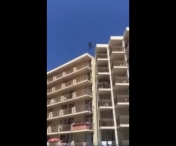 VIDEO SOCANT! Gestul inconstient al unui turist care a sarit de pe hotel in piscina