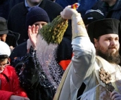 Sute de credinciosi au luat apa sfintita de la Catedrala din Timisoara
