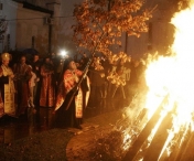 Credinciosii ortodocsi pe stil vechi din Timis sarbatoresc Ajunul Craciunului, cu ritualul arderii stejarului