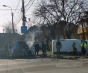 Accident rutier violent la intersectia strazii Cluj cu Eroilor. Un microbuz s-a rasturnat pe trotuar