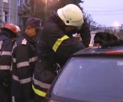 Copil salvat de pompieri, la Oradea, dupa ce a ramas blocat in masina