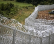 Imigrantii incearca sa rupa gardul la frontiera dintre Grecia si Macedonia