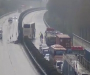 VIDEO - IMAGINI SOCANTE: Soferul unui autocar adoarme la volan si provoaca o tragedie. Accidentul a fost surprins de o camera de bord