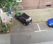 VIDEO VIRAL - Cea mai proasta soferita din lume! Se chinuie sa parcheze un Opel Corsa pe doua locuri de parcare