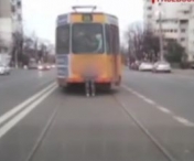 IMAGINI SOCANTE! Copil filmat pe tamponul unui tramvai - VIDEO