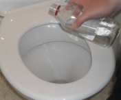 Toarna otet in vasul de toaleta si vezi ce se intampla cand tragi apa