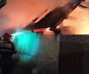 O femeie a ajuns la spital după ce casa i-a fost distrusă de flăcări, în Timiș