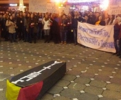 Peste 200 de studenti din intreaga tara au protestat la Timisoara fata de Legile Justitiei. Tinerii au purtat pe strazi un sicriu pe capacul caruia scria "Justitia"