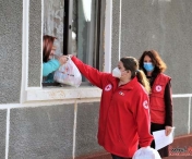 Crucea Roșie Timiș a împărțit pachete cu săpun, hârtie igienică și detergent bătrânilor nevoiași