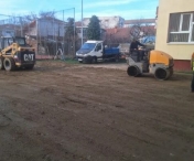 Volunarii Druckeria construiesc un teren de baschet pentru elevii Școlii Generale 27 din Timișoara