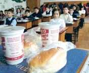 Programul "Laptele si cornul", suspendat in Brasov dupa ce 23 de elevi s-au intoxicat