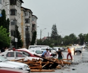 Vantul a facut RAVAGII in Timisoara. Acoperisul unui bloc a fost smuls de vant si a cazut peste o casa