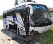 Clipe de groaza pentru 30 de pasageri! Autocarul in care se aflau a cazut in sant, pe DN 67