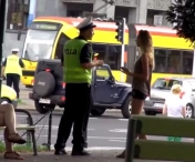 INCREDIBIL! O blonda le cere sex politistilor, pe strada. Reactia oamenilor legii - VIDEO