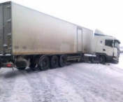 Trei TIR-uri au derapat din cauza vitezei, in Caras-Severin si Sibiu, pe drumurile acoperite de zăpadă / Se circula in conditii de iarna in aproape toata tara, mai ales in sud