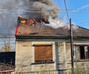 O casă a luat foc pe strada Vasile Cârlova