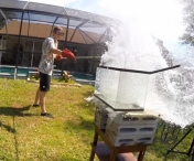 VIDEO SOCANT - Ce se intampla daca adaugi sare topita in apa