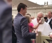 SUPER VIDEO - O fetita in varsta de trei ani s-a intalnit cu papa Francisc si a incercat sa ii ”fure” boneta papala