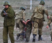 Un militar rus a fost acuzat ca ar fi agresat o femeie din Ucraina, sub ochii copilului, dupa ce a intrat in casa si i-a omorat sotul. Militarul, se pare, se afla in stare de ebrietate.