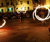 Spectacol rupt din basme, la Timisoara, la Ora Pamantului. Balaurul de foc a invadat Piata Libertatii