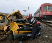 ACCIDENT GRAV! O autoutilitara care transporta muncitori a fost lovita de o locomotiva