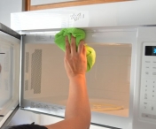 VIDEO - Cum sa-ti cureti rapid si usor cuptorul cu microunde. Cu o lamaie rezolvi totul