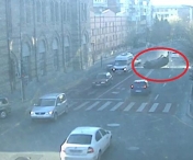 ACCIDENT INGROZITOR provocat de un sofer incepator in Ramnicu Valcea. O masina s-a rasturnat. Impactul a fost filmat cu o camera de supraveghere (VIDEO SOCANT)