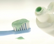 VIDEO - La ce e buna pasta de dinti in casa - Utilizari inedite