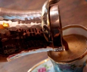 Ce se intampla daca torni o lingurita de apa rece in cafeaua proaspata si astepti 30 de secunde
