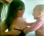 WOW! Un bebelus vrea cu orice pret sa puna mana pe sanii mamei lui :)) Iata cat de indraznet este pustiul - VIDEO