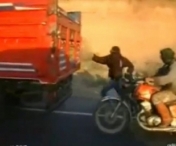 VIDEO - Ce tare! Au furat oi cu motocicleta, din camionul aflat in mers