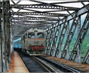 BATAIE DE JOC marca CFR! Trenul Timisoara-Bucuresti Nord a ramas blocat timp de aproape trei ore pe un pod, deasupra Dunarii