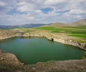 (VIDEO) Destinatii de vacanta: Lacul Iacobdeal sau ”Lacul de smarald”, locul unic in Romania, necunoscut multor turisti