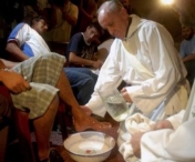 Traditii din Joia Mare: Papa Francisc a spalat picioarele a 12 detinuti din Roma