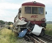 ACCIDENT TERIBIL! O masina a fost spulberata de tren