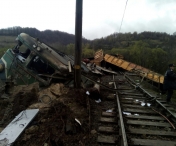 BREAKING NEWS: TRAGEDIE FEROVIARA in Hunedoara. 14 vagoane ale unui tren au deraiat. Locomotiva s-a prabusit intr-o rapa. Doi mecanici de locomotia au murit
